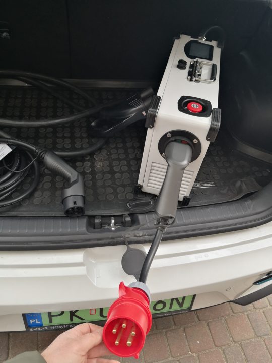 Przenośna szybka ładowarka serii CHR-20, DC 20KW firmy ELECTWAY - obrazek 2